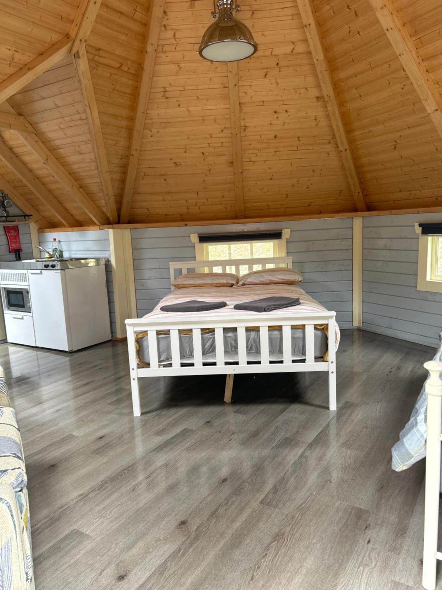 1Lochness Glam Lodges Inverness Extérieur photo
